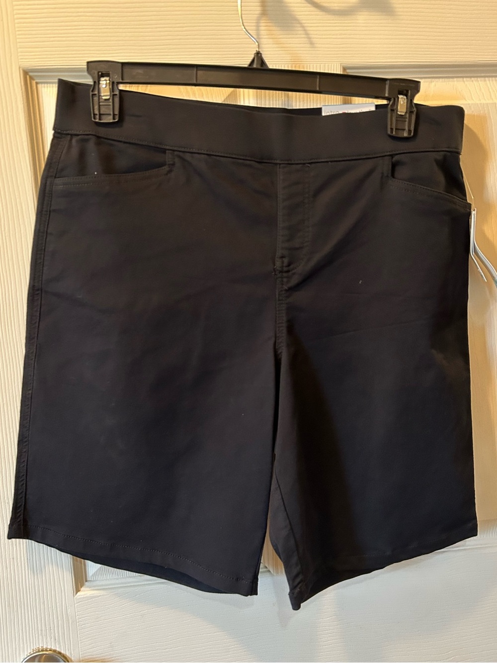 Intro. 14W Black Daisy Bermuda Shorts Tummy Control Waist Power Stretch Pull On